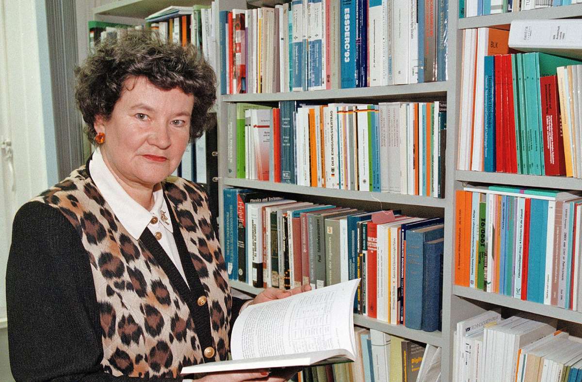 Dagmar Schipanski in den 1990er Jahren in ihrem Büro in der TU Ilmenau.