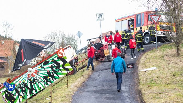 Schräge Sache: Umzugswagen rutscht bei Dietzhausen von Straße