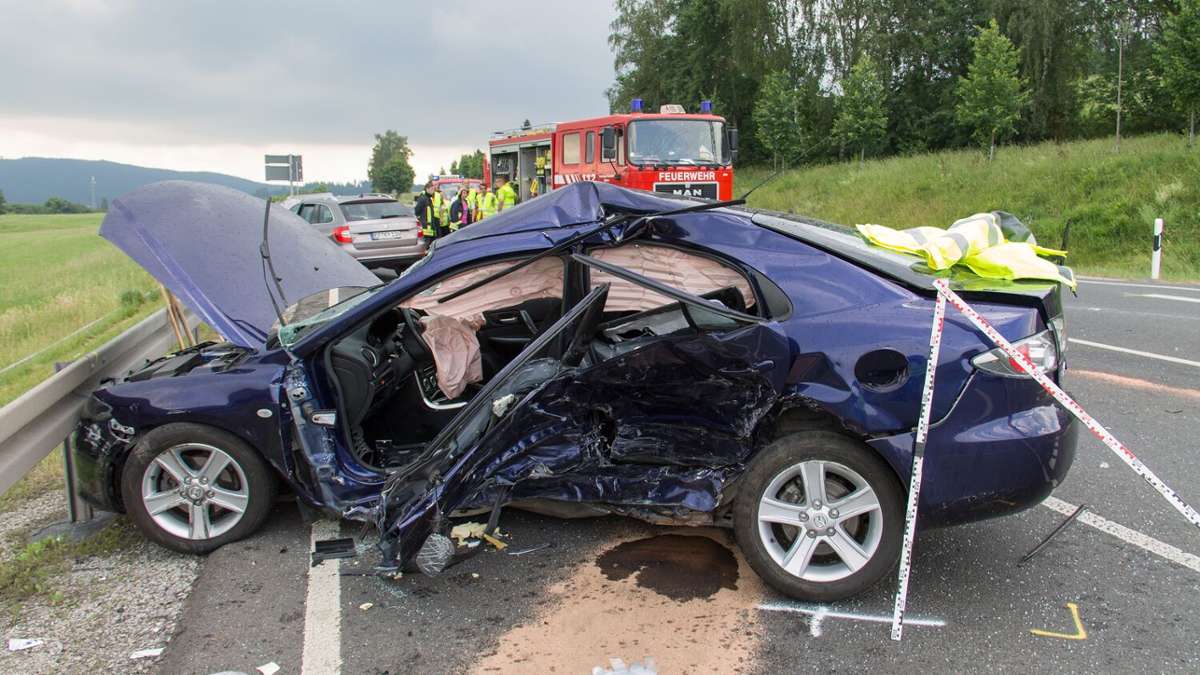 Ilmenau: Ein Toter nach Autounfall auf B88