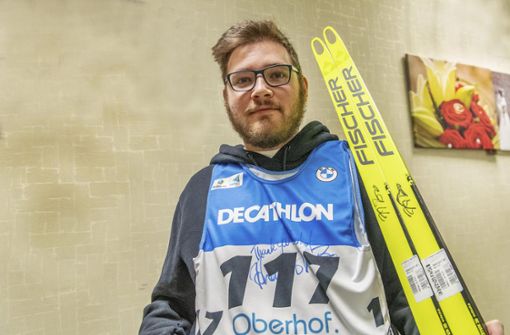 Erik Kellermann mit versteigerter Biathlon-Startnummer und Bö-Skiern. Foto:  