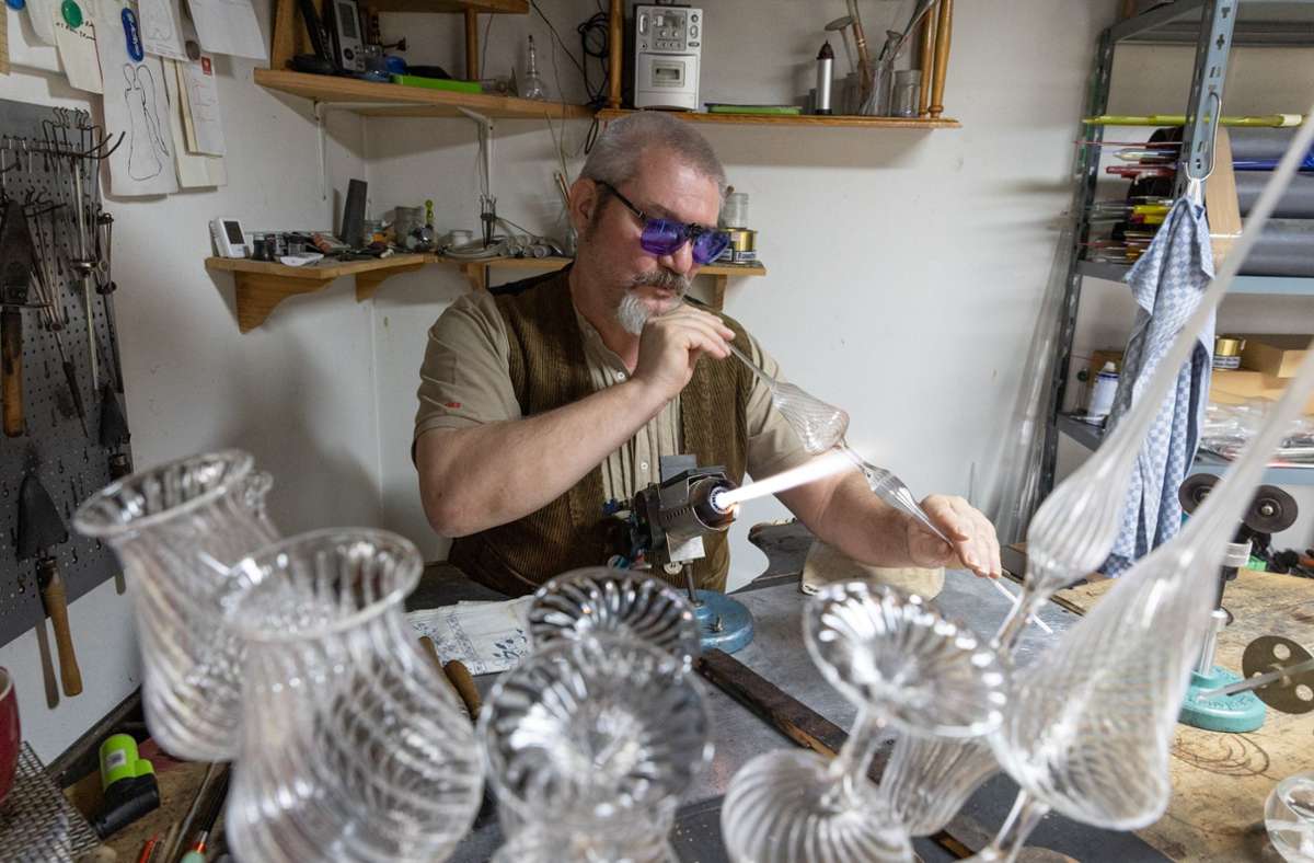 Konzentriert arbeitet Glasbläser Olaf Tappert in seiner Werkstatt an einem neuen Whiskeyglas.