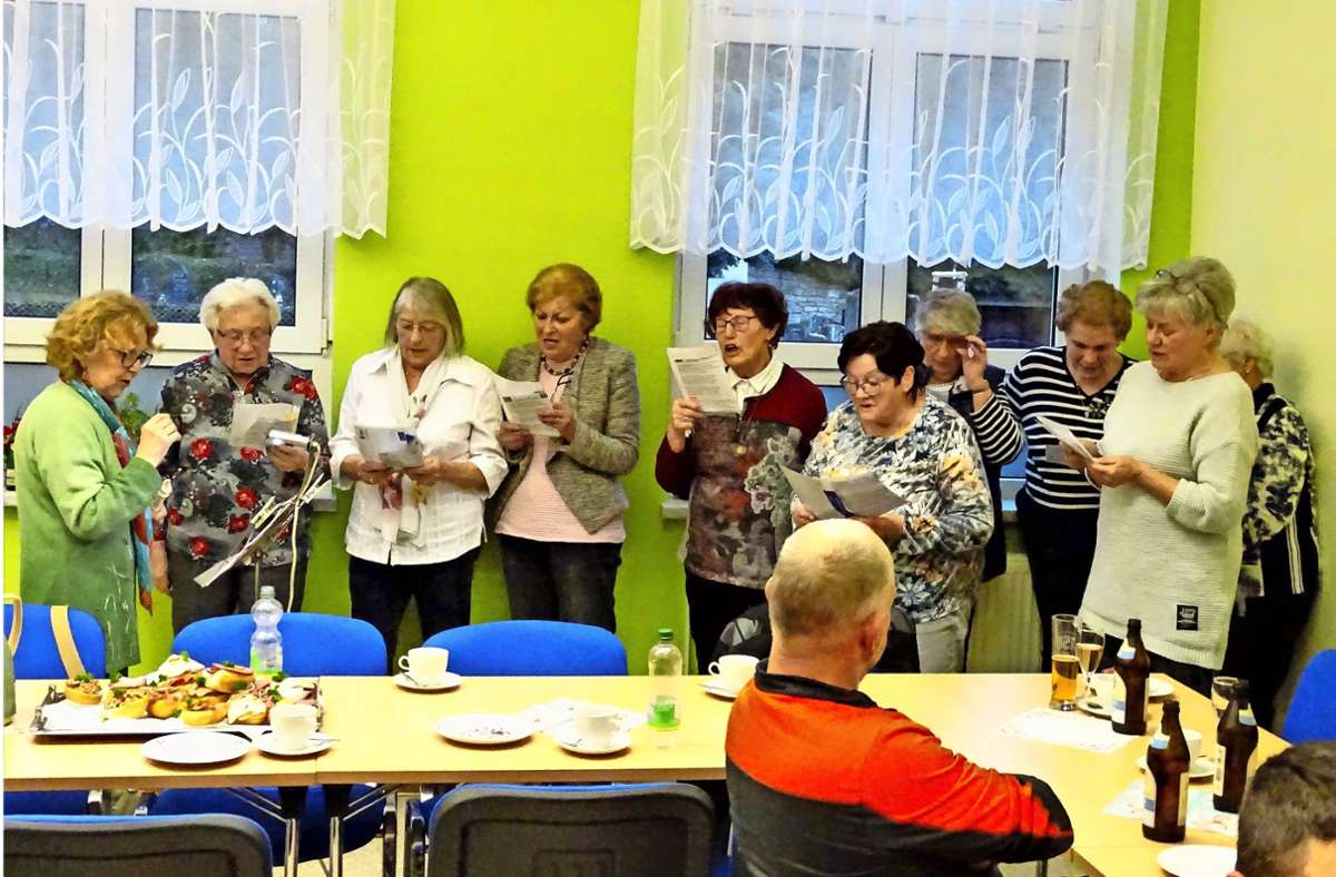 Seniorinnen des ehemaligen Ilmtalchores umrahmten die Übergabeveranstaltung zum Vereinszimmer mit kleinen Gesängen. Foto: Karl-Heinz Scherer