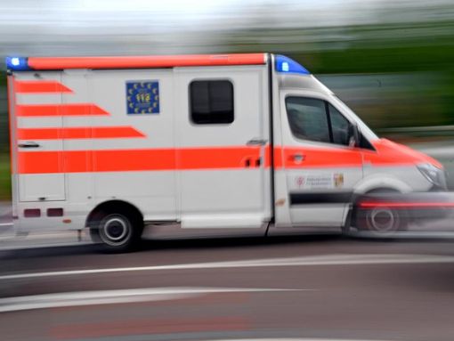 Ein Krankenwagen ist zum Einsatz unterwegs - Symbolfoto Foto: Hendrik Schmidt/dpa