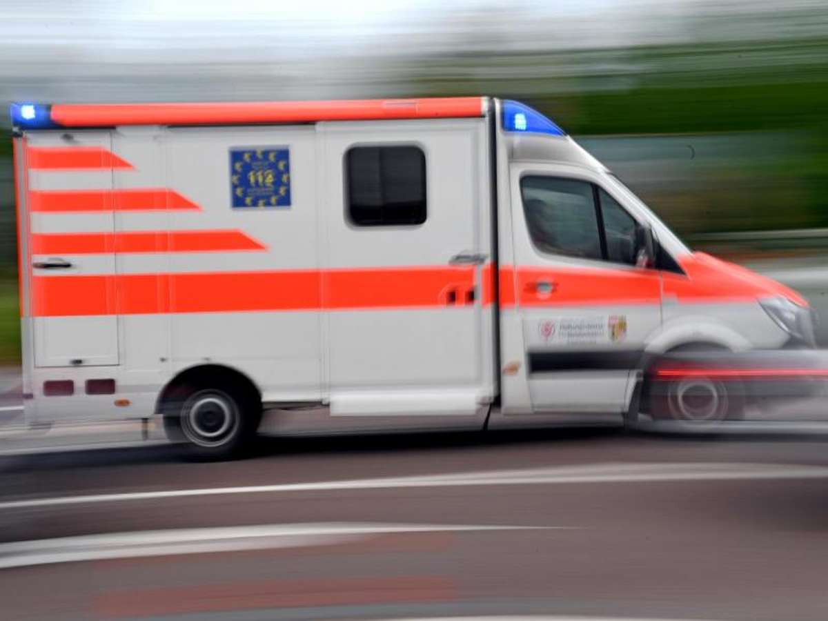 Ein Krankenwagen ist zum Einsatz unterwegs - Symbolfoto Foto: Hendrik Schmidt/dpa