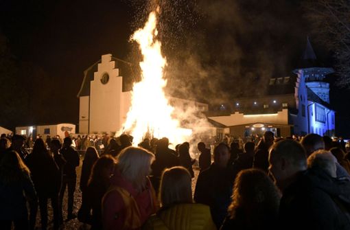 Das Maifeuer lockt am Abend vor dem 1. Mai immer zahlreiche Gäste auf das Gelände des Schlossbergs. Foto: Zitzmann/Zitzmann