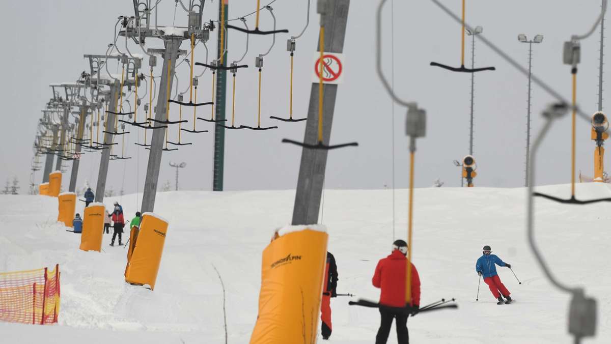 Schmiedefeld: Skifahrer erobern die Winterwelt