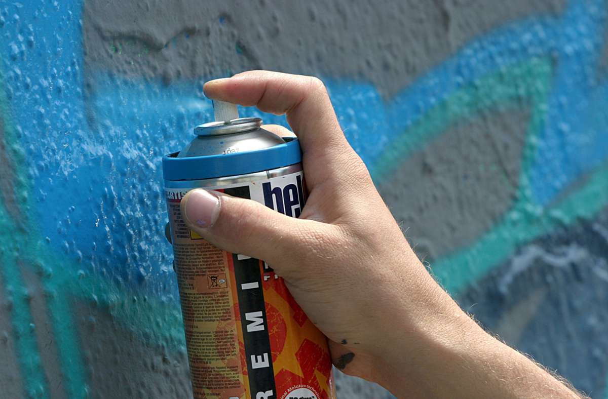 Ein Graffiti-Sprayer besprüht eine Wand (Symbolbild) Foto: Tobias Felber/dpa