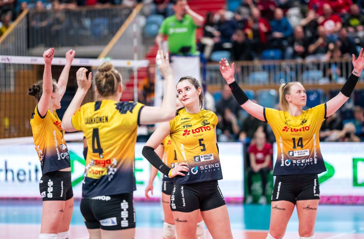 Ungläubigkeit trifft Siegesjubel: Die Suhler Volleyballerinnen in Potsdam. Foto: © beautiful sports I Nicol Marschall/Nicol Marschall