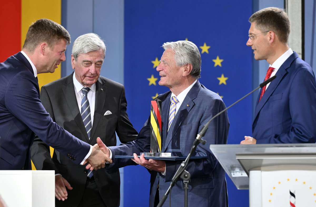 Stefan Heck (links), Jürgen Aretz (2. von links) und Christian Hirte (rechts) gratulieren dem Point-Alpha-Preisträger Joachim Gauck.