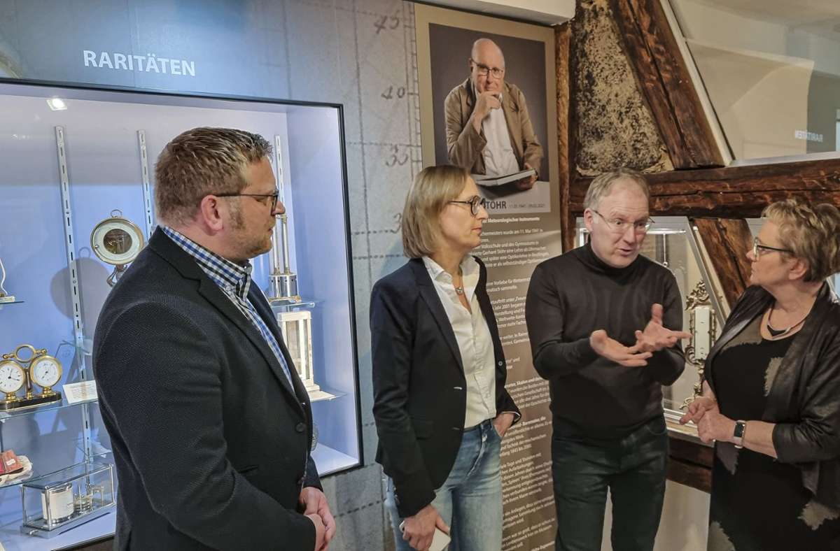 Im Thermometermuseum wurde eine Sonderausstellung mit ausgewählten Exponaten von Gerhard Stöhr eröffnet. Im Bild von links: Bürgermeister Dominik Straube, Stöhrs  Kinder Monika Oster und Fabian Stöhr und Museumsleiterin Carmen Rux.