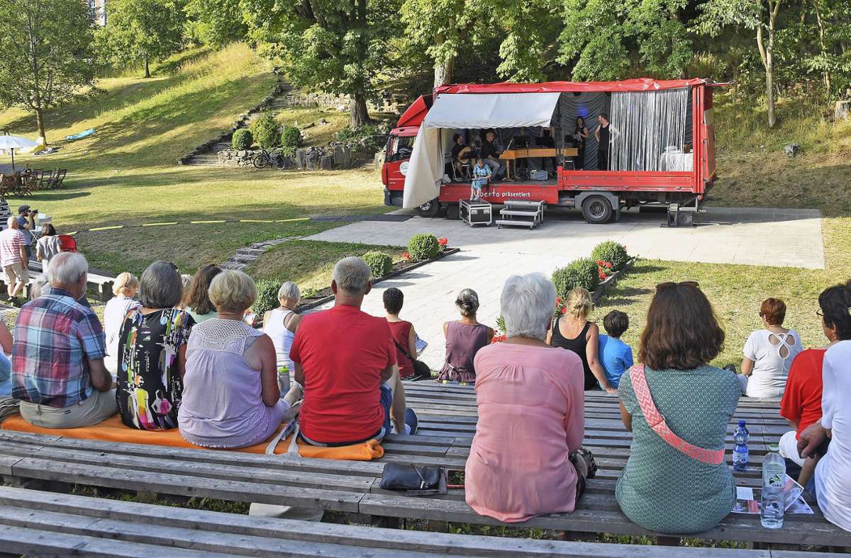Ungewöhnlich: Ein Lastwagen im Otto-Ludwig-Garten Eisfeld. Er fungiert als mobiles Theater.