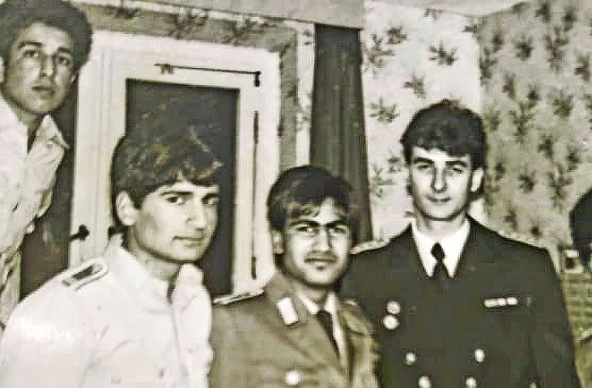 Saied Wali Safi (2. von links) mit seinen Mitstudenten  der Offiziershochschule der Grenztruppen (OHS). Foto: privat