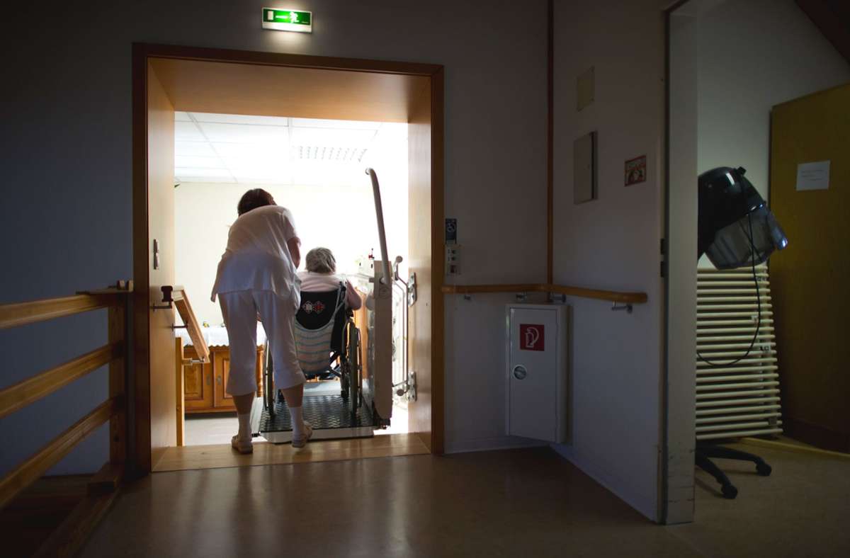 Die Zahl der Pflegeheim-Bewohner ist zuletzt zurückgegangen. Foto: picture alliance / dpa/Arno Burgi