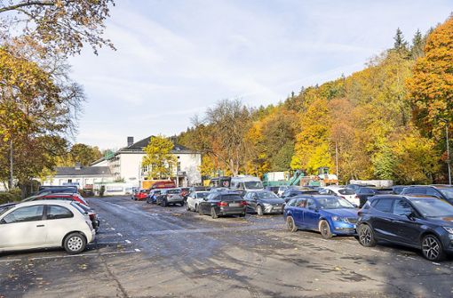 Der Parkplatz an der Festhalle konnte bisher gratis genutzt werden und war oft ausgelastet.  Ab 1. Juli werden auch hier Parkgebühren fällig. Foto: Steffen Ittig