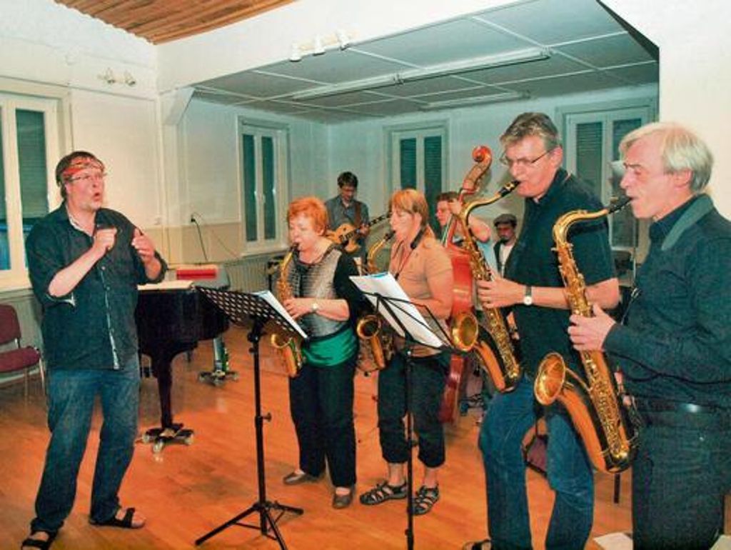 Die sieben Teilnehmer der Saxophon-Werkstatt gaben zu diesem Konzert kleine Einblicke in den musikalischen Zugewinn mit ihren Saxophonen. Foto: Dolge