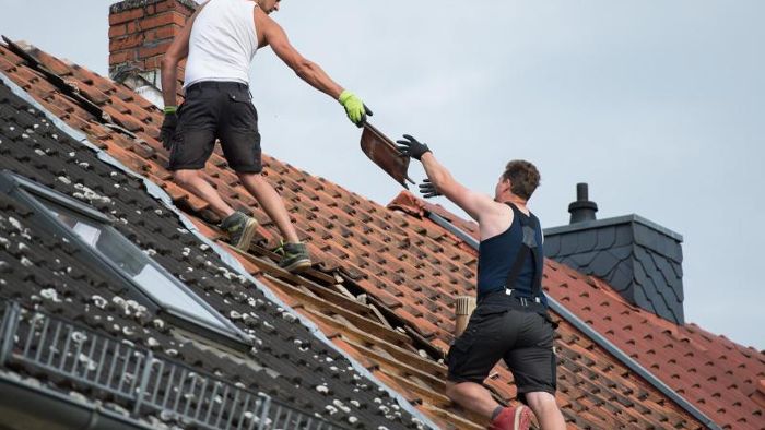 Falsche Dachreparatur: Betrüger ergaunern Schmuck und Bargeld