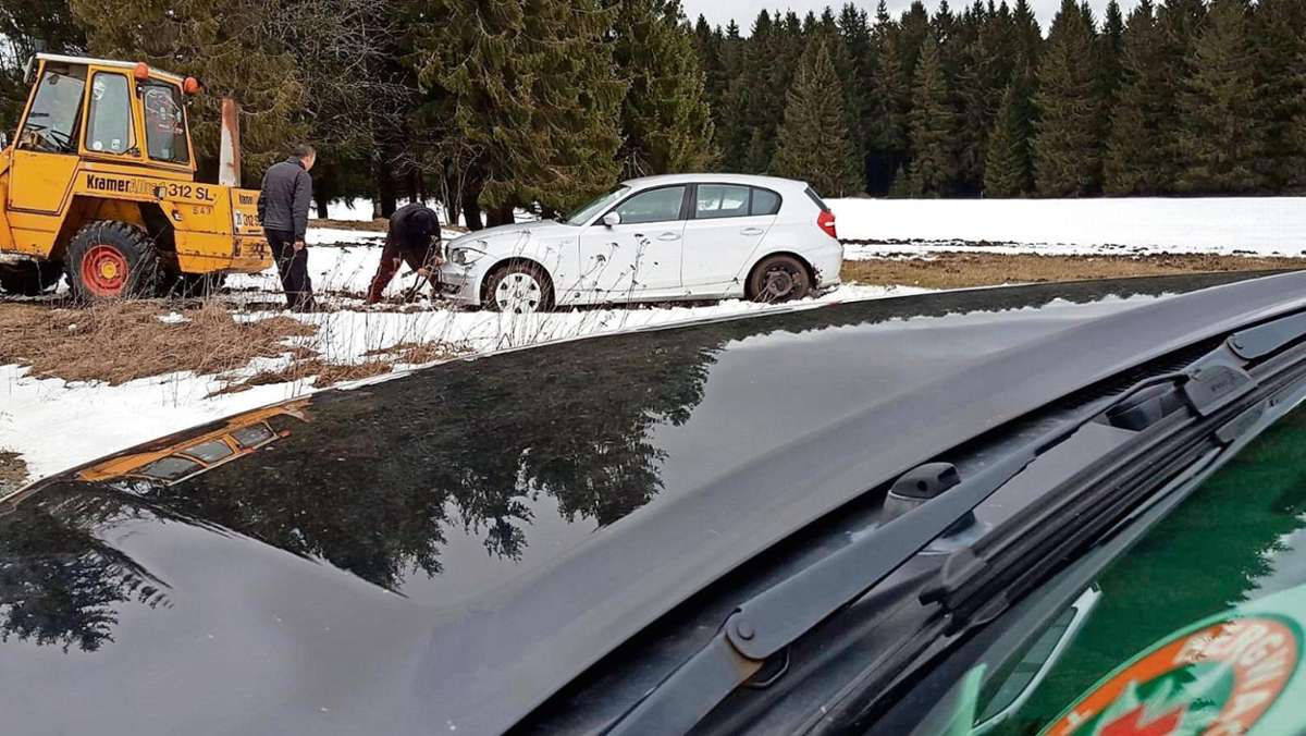 Steinheid: Navi-Fehler lässt Auto auf Feldweg versacken