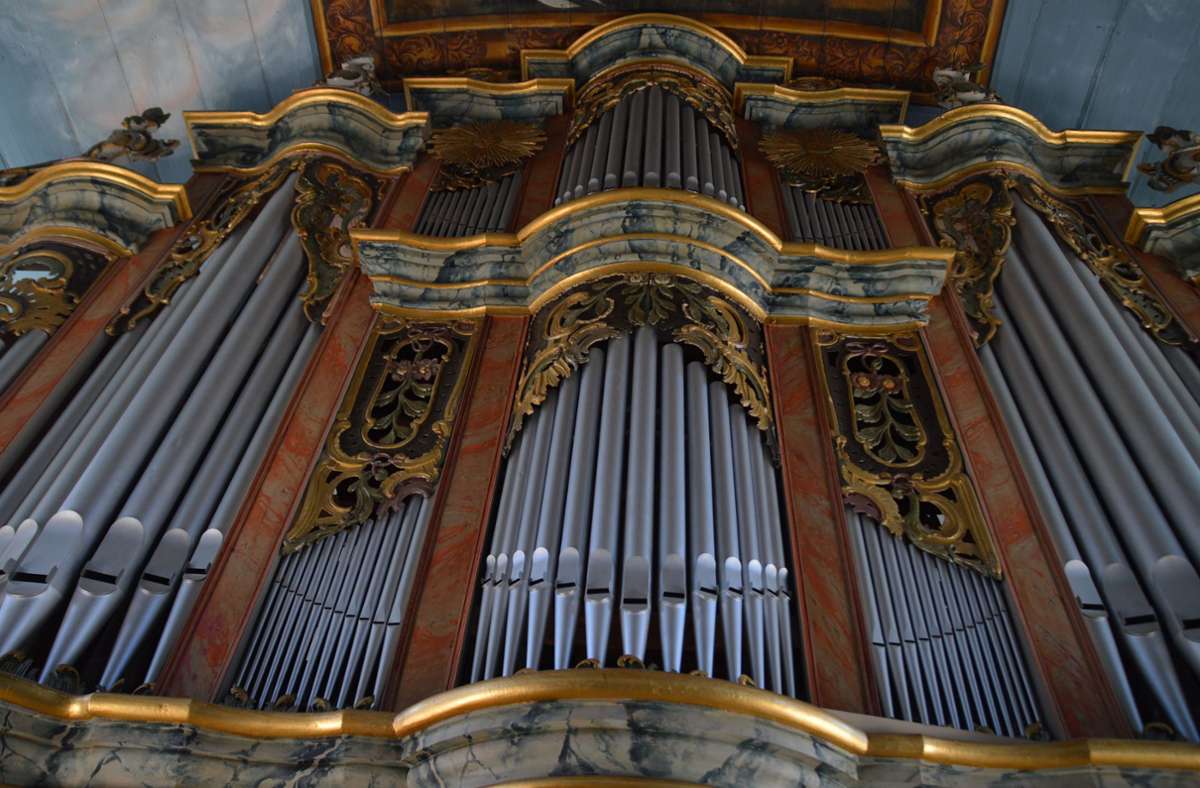 Die   Orgel der Helmershäuser Kirche  besticht schon durch ihre Optik – heute wird sie jedoch auch ihre Klangfülle unter Beweis stellen, bei einem Konzert mit Organist Stefan Kießling aus Leipzig. Foto: Iris Friedrich