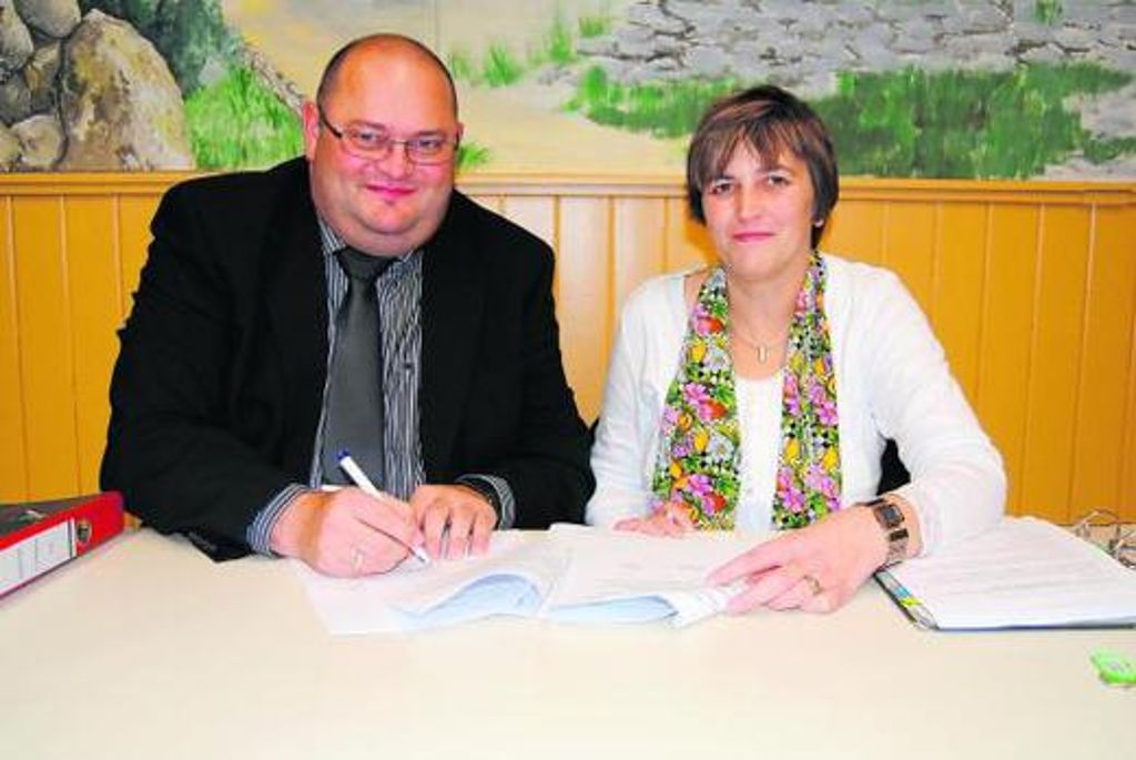 Die Bürgermeister Silvia Matern und Ralph Groß unterschreiben am Mittwochabend den Eingliederungsvertrag. 	Foto: Marie-Luise Neumann Quelle: Unbekannt