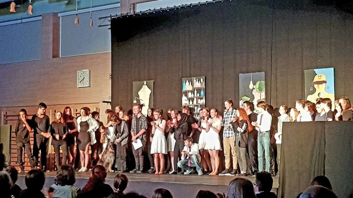 Schultheateraufführung: Faust-Inszenierung begeistert das  Schulpublikum