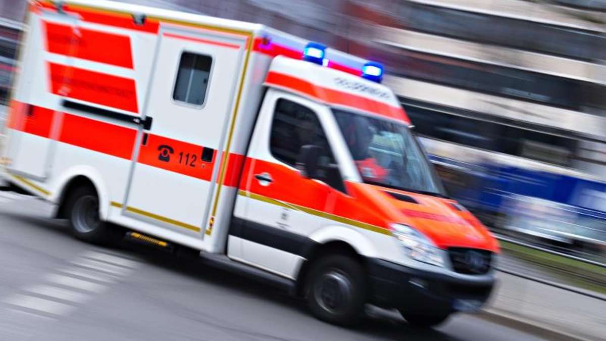 Thüringen: Autofahrerin schert direkt vor Rettungswagen in Einsatz aus: Zwei Verletzte