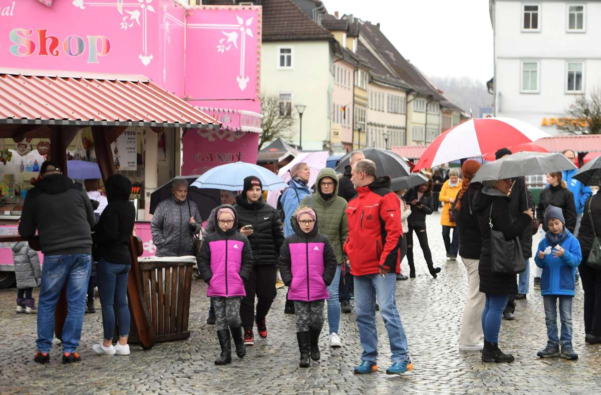 Wichtig am Sonntag in Hildburghausen: Schirme und wetterfeste Kleidung.