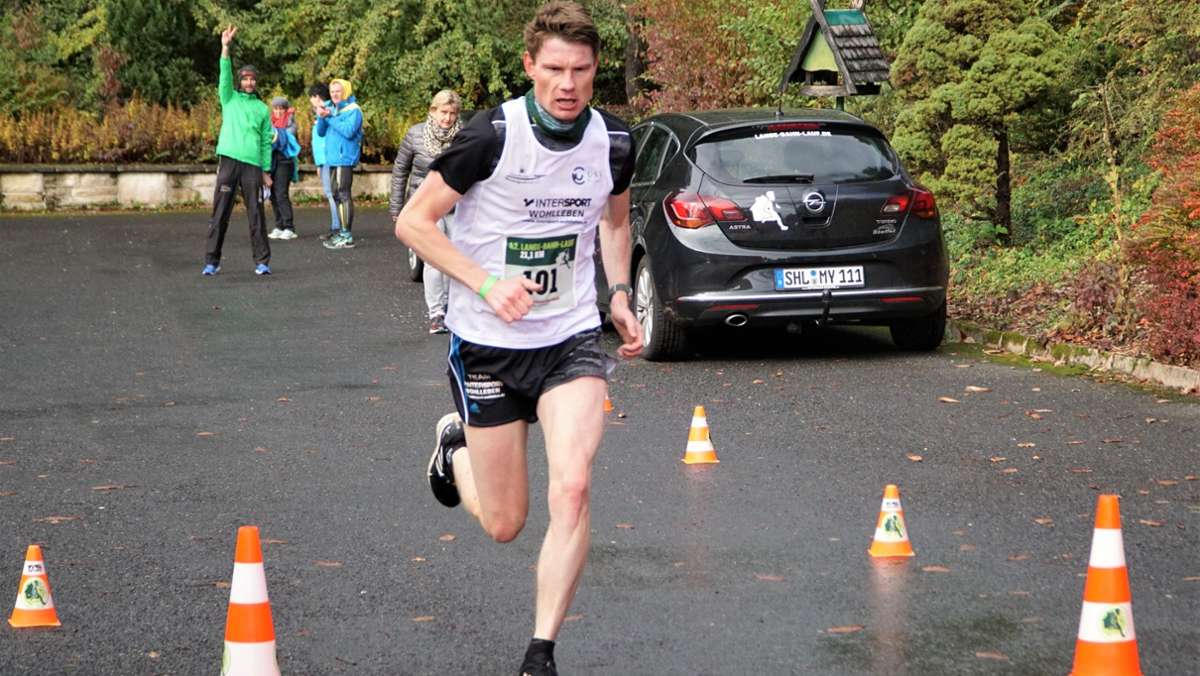 Lokalsport Ilm-Kreis: Jens Thiele schnellster Halbmarathon-Nordic-Walker beim 43. Lange-Bahn-Lauf