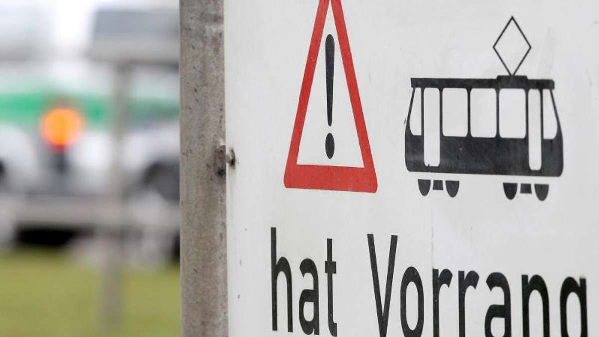 Thüringen: Laster kollidiert mit Straßenbahn: Ein Verletzter, hoher Schaden