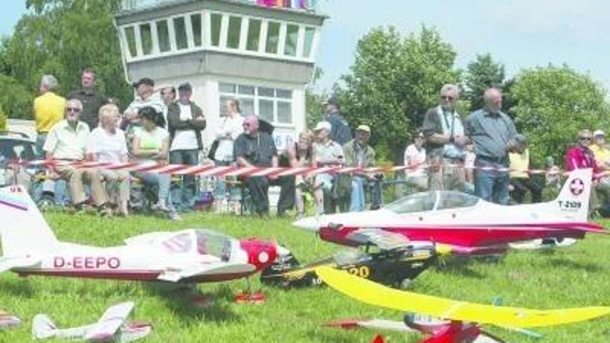 Suhl/ Zella-Mehlis: Antik-Flugmodelle zogen Hunderte Zuschauer an