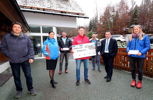 Die Vertreter der Wintersportvereine und -verbände aus der Region nehmen den Spendenscheck der VR-Bank in Schmalkalden in Empfang. Foto: VR-Bank/privat