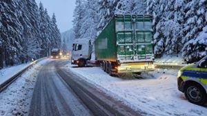 Auf verschneiter Straße : Zwei Lastwagen stoßen zusammen