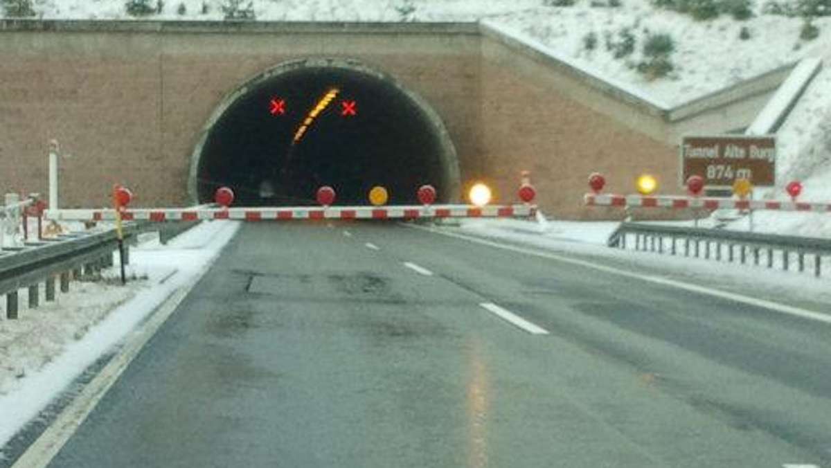 Thüringen: Im A71-Tunnel Höhenkontrolle ausgelöst, Transporter fährt gegen Schranke