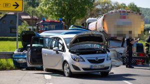 Unfall an Kreuzung: Zwei Personen bei Zusammenstoß verletzt