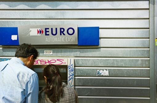 Wer im Ausland Geld abhebt, sollte immer die Gebühren der Automaten vergleichen. Foto: imago/Lluís Real