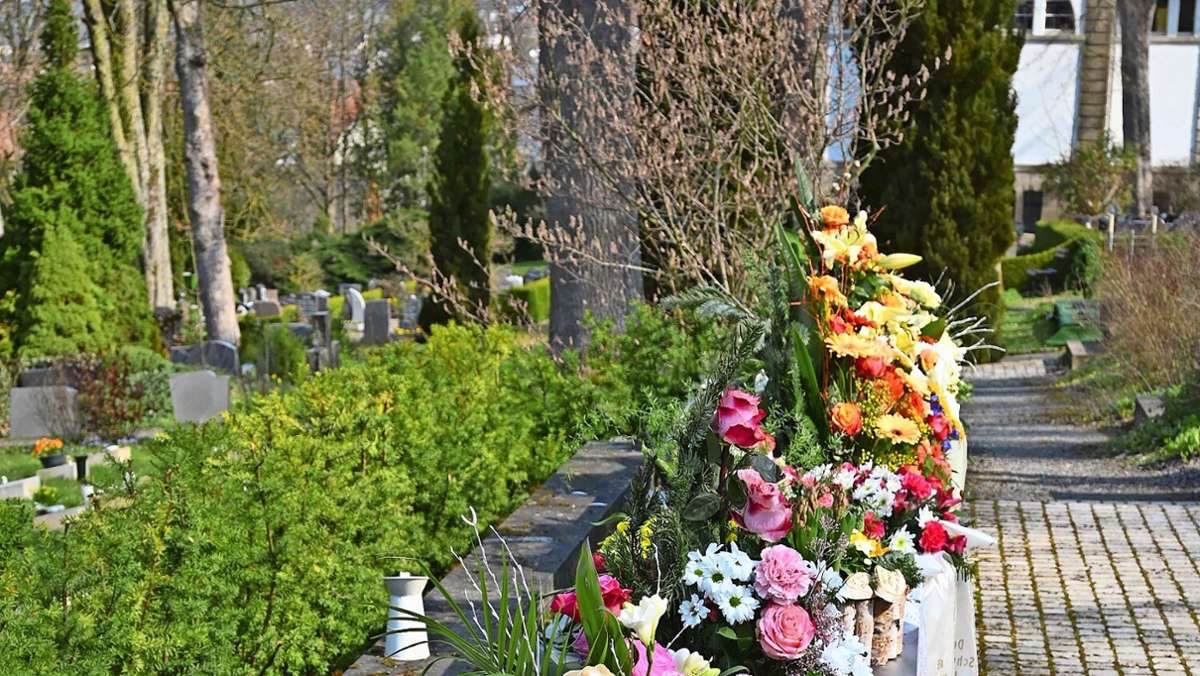 Grabschmuck bitte entfernen: Pflegefreie Gräber unbedingt freihalten