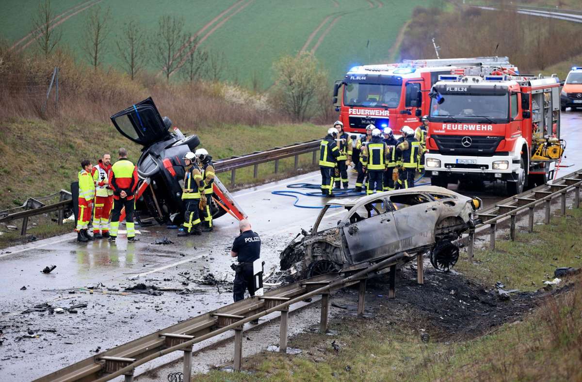 Bei dem schweren Verkehrsunfall im Norden Thüringens sind sieben Menschen ums Leben gekommen. Darunter fünf 19-Jährige. An dem Unfall waren drei Fahrzeuge beteiligt von denen zwei in Flammen gerieten.