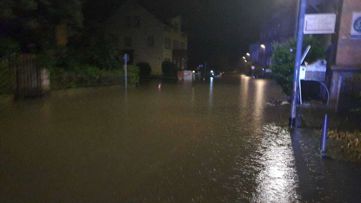 Wieder nächtlicher Einsatz: Straßen überflutet