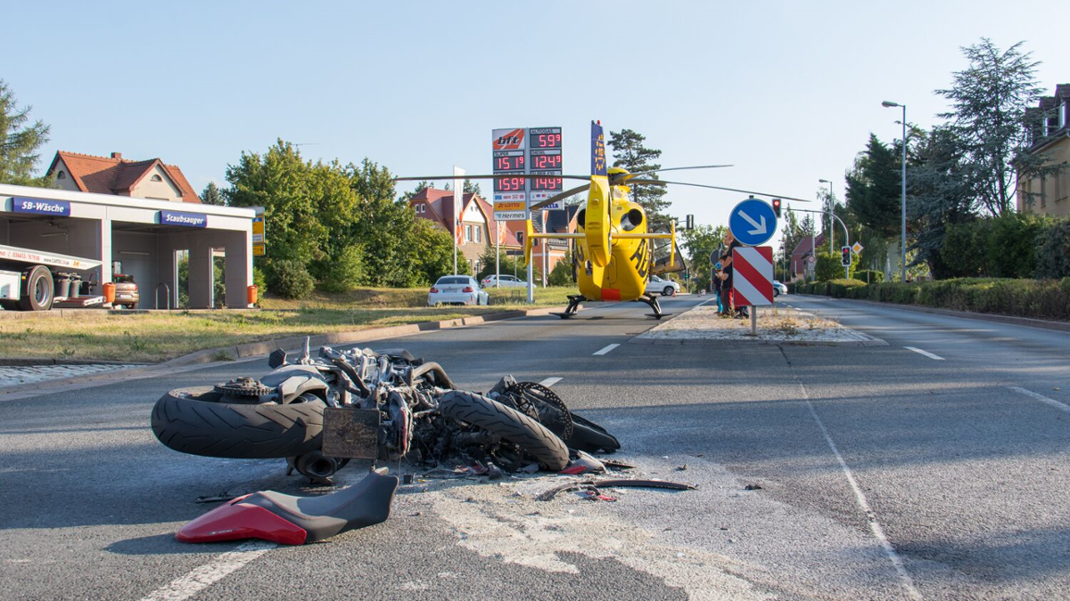 Apolda: Motorradfahrer von Auto erfasst und schwer verletzt: Bike in Flammen