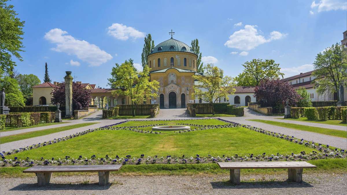 Am Münchner Westfriedhof: Friedhofsbesucher aus unterirdischer Krypta befreit
