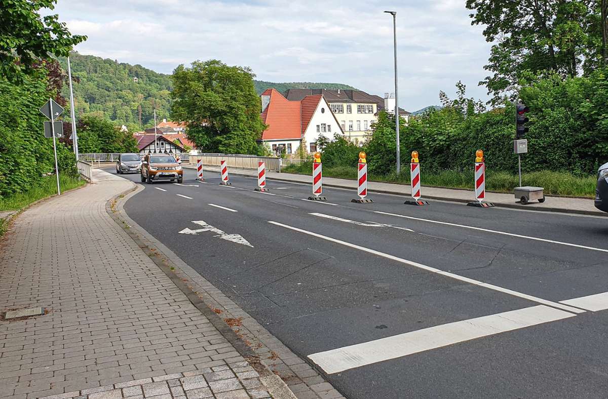 Mit dem Start der Sanierung der Bahnbrücke in der Elisabeth-Schumacher-Straße wird der Verkehr einspurig an der Baustelle vorbeigeleitet. Dazu wurde eine Baustellen-Ampel installiert. Foto: /Ralph W. Meyer