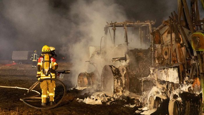 Wohl technischer Defekt: Traktor mit Strohballenpresse brennt