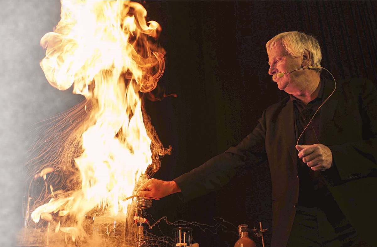 Der Ilmenauer Professor Peter Scharff zeigt, was passiert, wenn siedendes Kerzenwachs in kaltes Wasser kommt