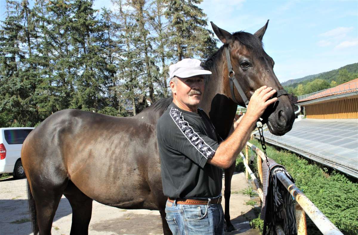 Besitzertrainer Manfred Türk mit dem Vollblüter Kepheus, seinem besten Pferd im Bad Liebensteiner Stall. Foto: tk/Thomas Klemm