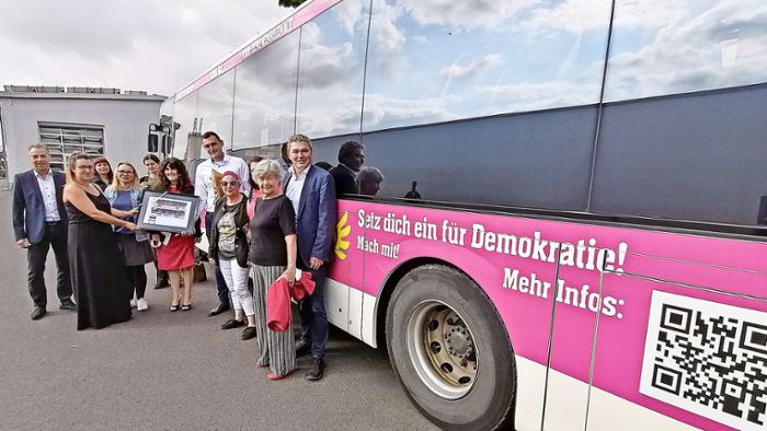 Bus macht ab sofort Werbung für Demokratie-Projekte