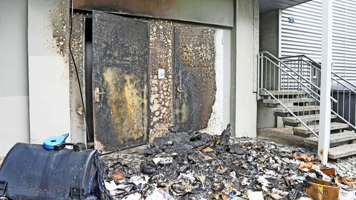 Brand am Hochhaus: Brandanschlag oder Zufall: Container in Flammen