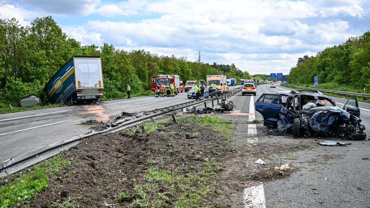 Ermittlung: Tote bei schwerem Lkw-Unfall auf A6