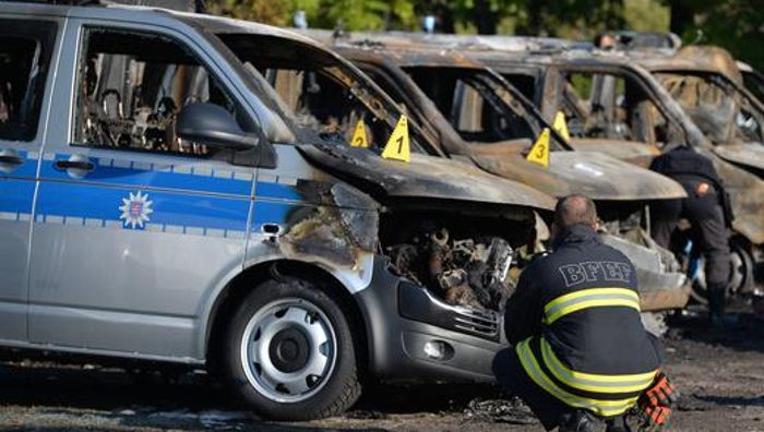 27-Jähriger gesteht Brandanschlag auf 15 Polizeitransporter