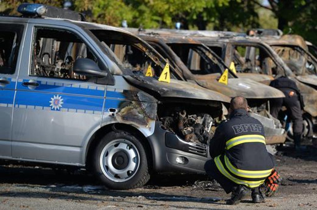 Polizeibusse werden auf dem Gelände eines Autohauses in Erfurt in Brand gesteckt.