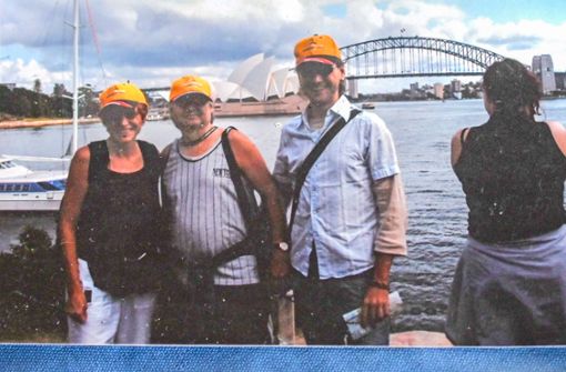 Erst Weltmeisterschaft dann  Weltreise mit WM-Mütze: Edith, Klaus und René  Ehrhardt in Sydney (von links), im Hintergrund das Opernhaus  und die Harbour Bridge. Foto: frankphoto.de/Karl-Heinz Frank