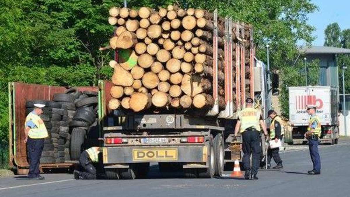 Sonneberg/Neuhaus: Holzfuhre kommt Fahrer teuer: Laster völlig überladen